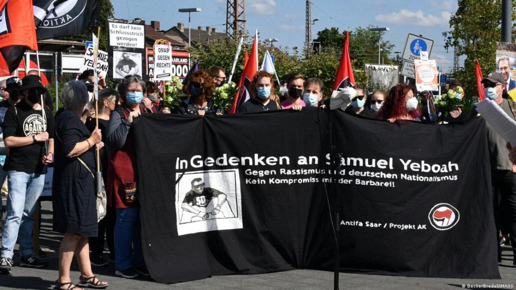 Anti-racism activists have kept the memory of Samuel Yeboah alive over the decades | Photo: BeckerBredel/IMAGO