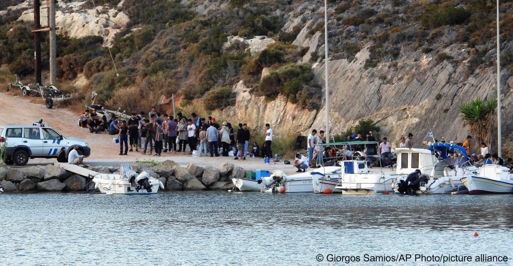 Migrants gather in Kapsali port on the southern island of Kythera, Greece, on Wednesday, August 17, 2022 | Photo: Giorgos Samios/kythera.news via AP