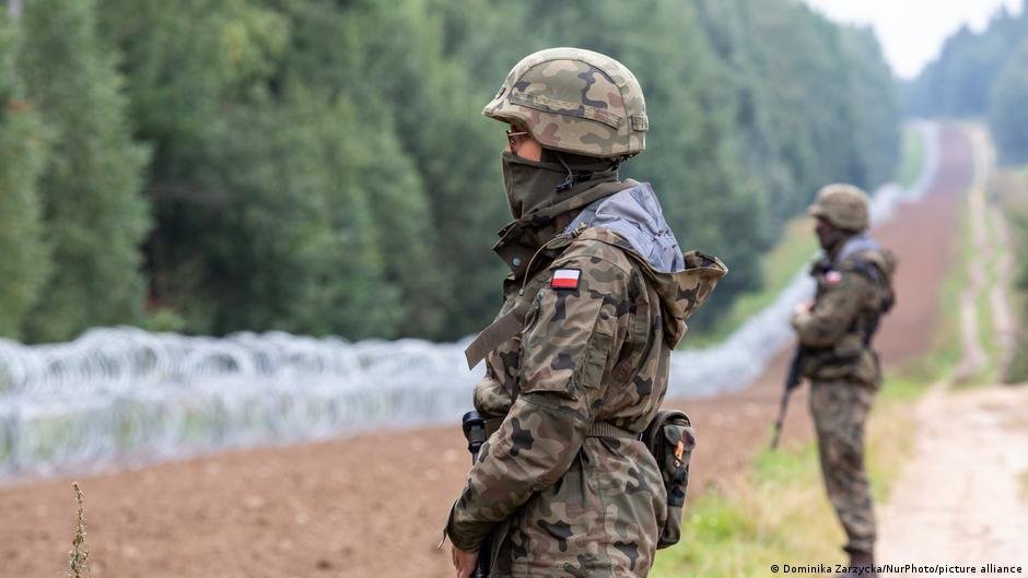 Polish soldiers eye the Belarusian border through a newly-erected wire fence | Photo: Dominika Zarzycka/Photo alliance