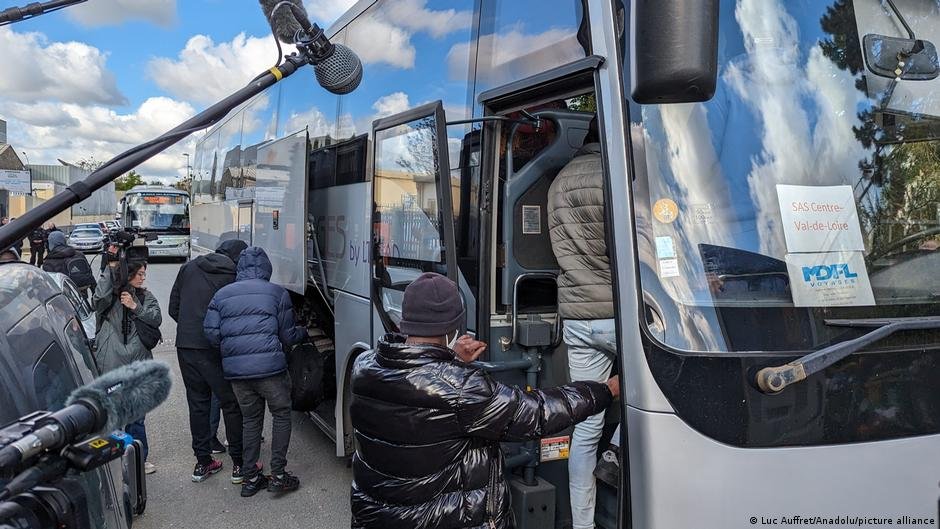 Several buses were on site to bring migrants to other cities | Photo: Luc Auffret / Anadolu / picture-alliance