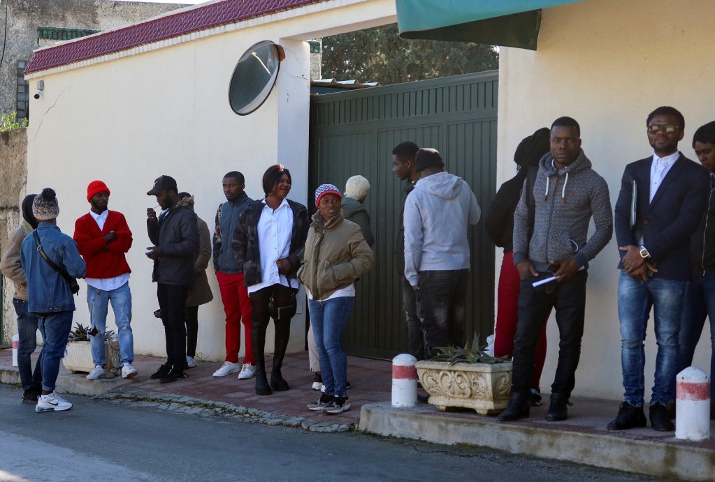 Des migrants campent devant l'ambassade ivoirienne à Tunis, le 27 février 2023. Crédit : Reuters