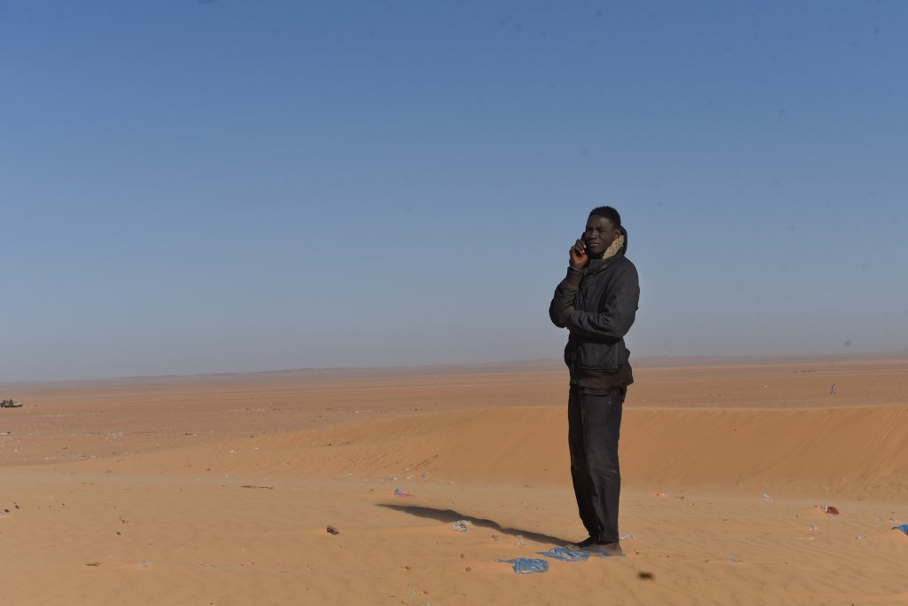 Un homme sur les dunes d'Assamaka, au Niger, aux portes du désert. Crédit : Mehdi Chebil