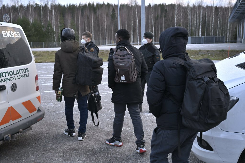 Temporary asylum seekers are taken by bus to Joutseno Reception Centre from the border between Russia and Finland at the Nuijamaa border check point in Lappeenranta, Finland on November 15, 2023 | Photo: Vesa Moilanen/Lehtikuva/picture-alliance