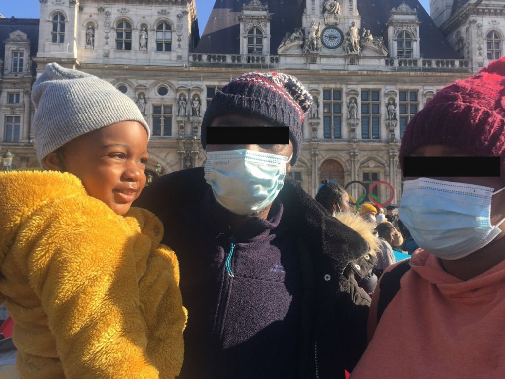 Macani, 2 ans, et ses parents, dorment toutes les nuits sous une tente, dans le quartier de Bercy, à Paris. Crédit : InfoMigrants