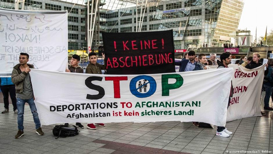 Protesters hold up anti-deportation signs at Munich's international airport on April 7, 2021 | Photo: Picture-alliance/dpa/S.Babbar