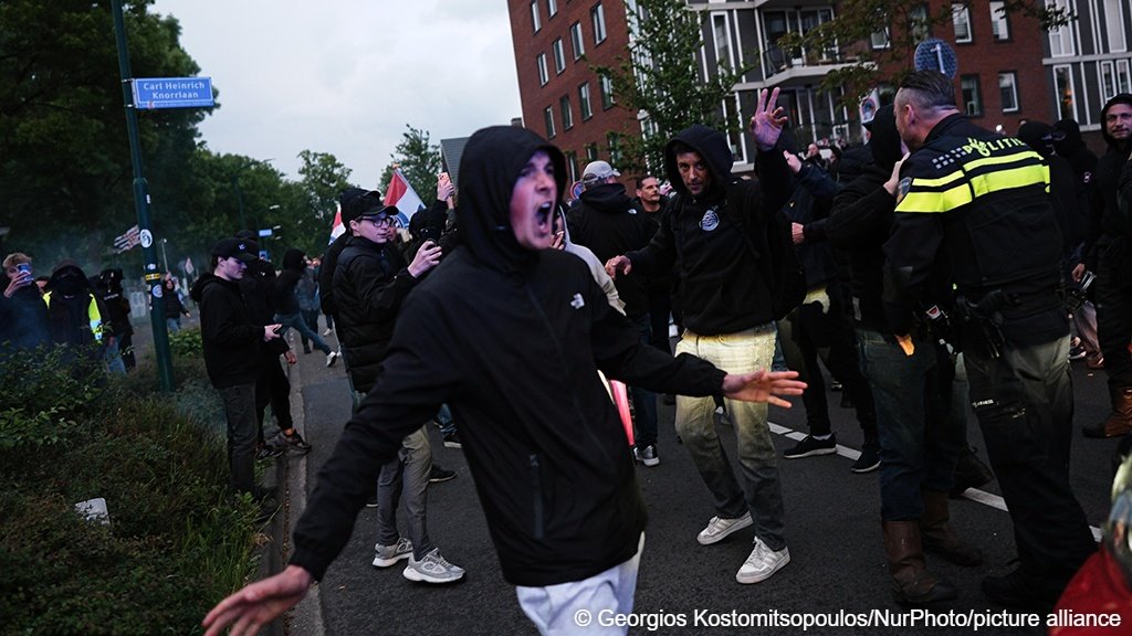 Police officials have been overwhelmed by the number of protestors showing up outside various asylum facilities across the country | Photo: Georgios Kostomitsopoulos/NurPhotos/picture-alliance