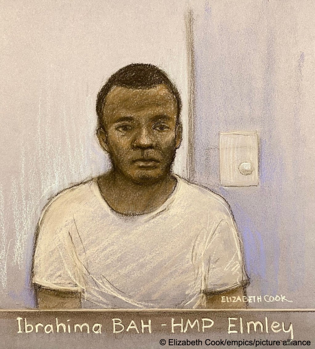 Court artist drawing of Ibrahima Bah at Folkestone Magistrates' Court, Kent, appearing by video link from prison on April 13, 2023. Bah was charged with four counts of manslaughter over the shipwreck on December 14, 2022 | Photo: picture alliance / Elizabeth Cook