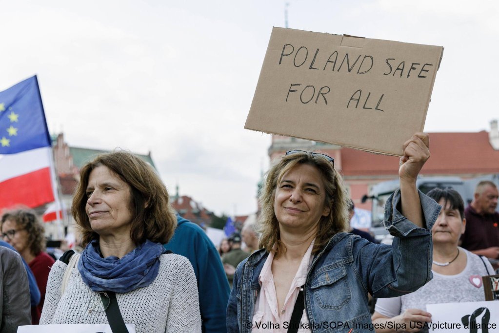 Activists in Poland in June 2024 express the wish that the country is 'safe for all' including migrants | Photo. Volha Sukaila / SOPA images / SIPA USA / picture alliance