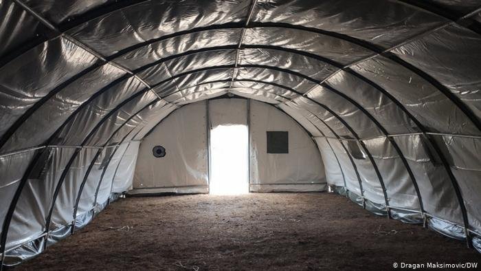 نظرة إلى إحدى الخيم القابلة للتدفئة التي وضعها الجيش البوسني رهن التصرف في مخيم "ليبا"
