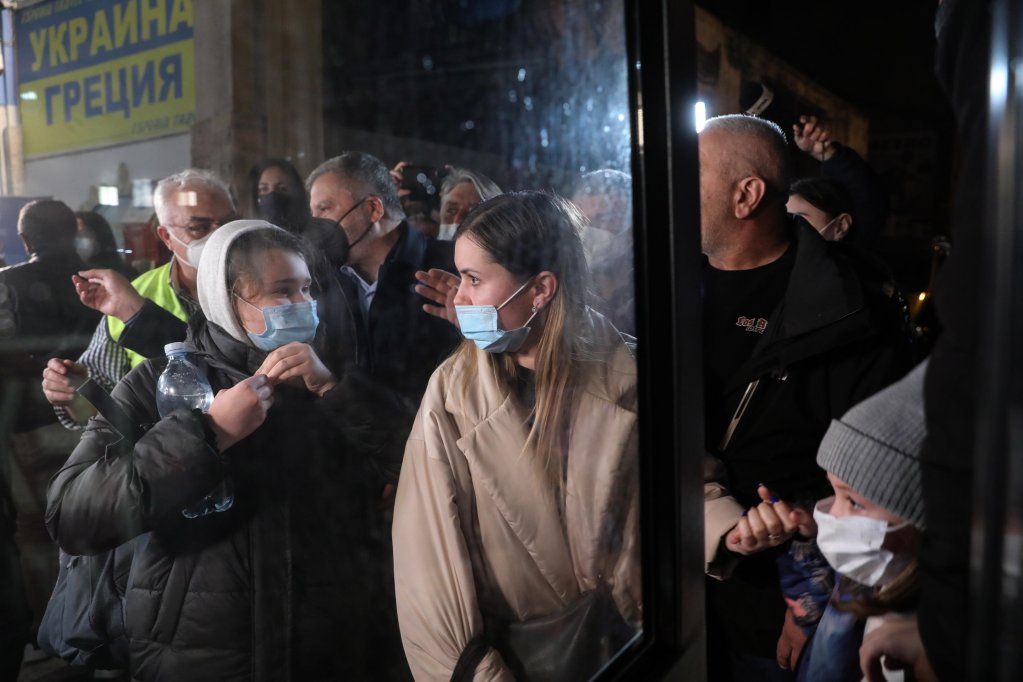 Des réfugiés d'Ukraine subissent un test de dépistage du COVID-19 après leur arrivée à Athènes, en Grèce, le 28 février 2022 |  Photo : EPA/GEORGE VITSARAS