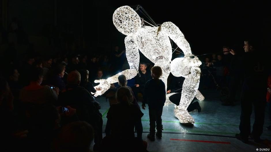 The Stuttgart puppet theater company Dundu is specialized in large illuminated figures | Photo: DUNDU