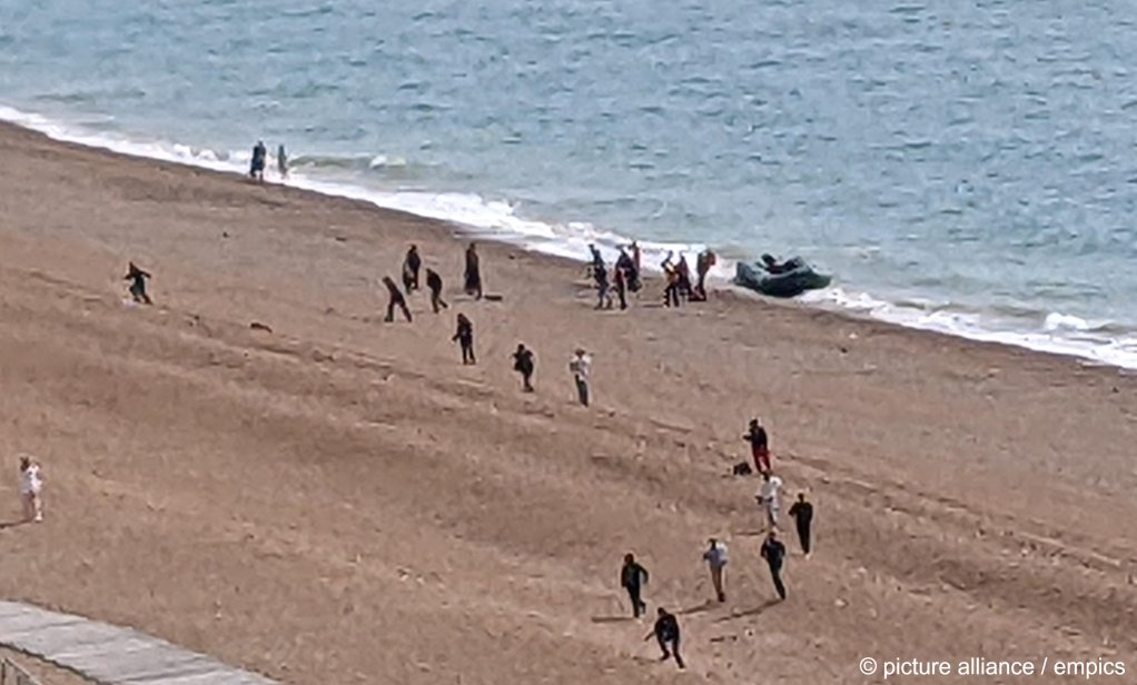 A group arrives on the beach at Folkestone, Kent, Sunday September 4, 2022 | Photo: Katie Boyden/PA Wire