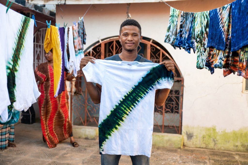 Group activities such as tie dye create an enabling environment for returnees to discuss their mental health needs and develop healthy coping mechanisms | Photo: Robert Kovacs / IOM 2022