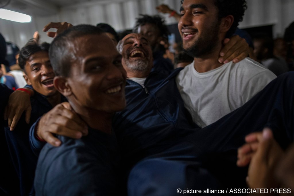 Celebration at the news that the migrants on the Ocean Viking would be allowed to disembark in Italy | Photo: Jeremias Gonzalez/picture alliance