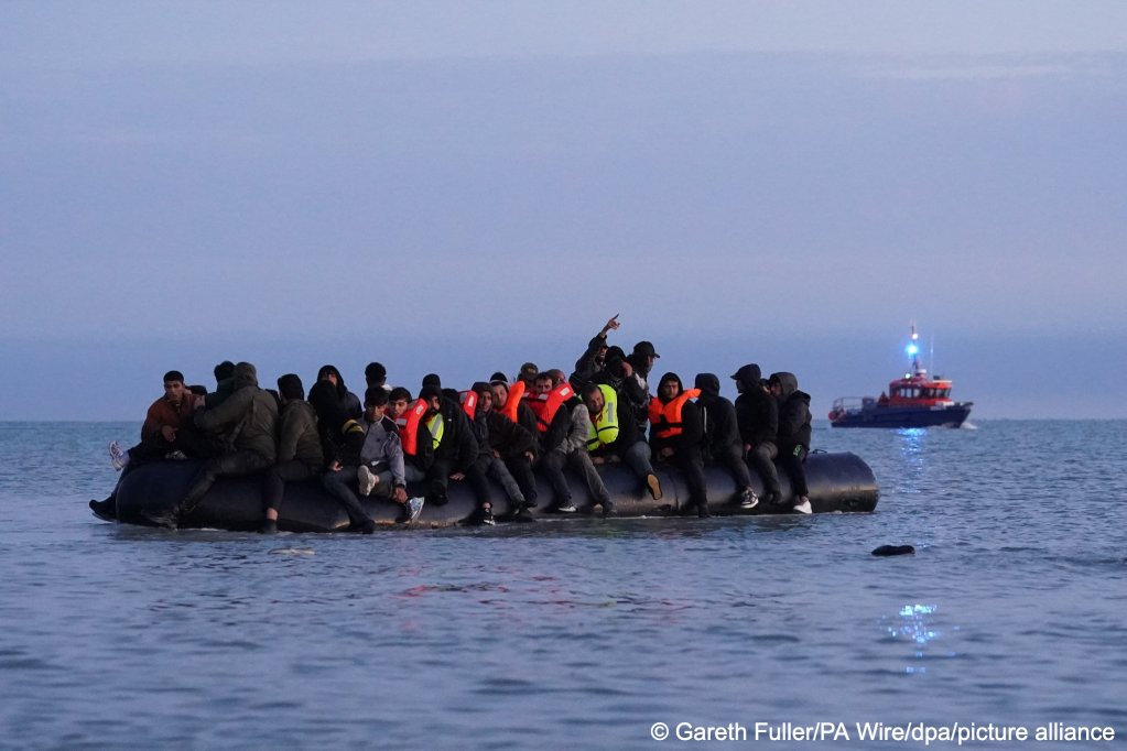 The British government says they want to scale up the trial scheme if it proves to work, but critics fear that the numbers in the pilot will not be convincing enough to stop the boats, as Starmer has promised | Photo: Gareth Fuller/PA Wire/dpa/picture alliance