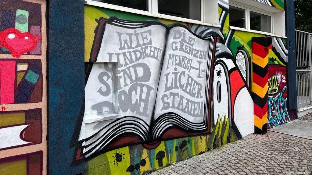 An open German-Polish border has been reality since Poland joined the Schengen area in 2007. This mural reads: 'How permeable the borders of human states really are' | Photo: Monika Stefanek/DW