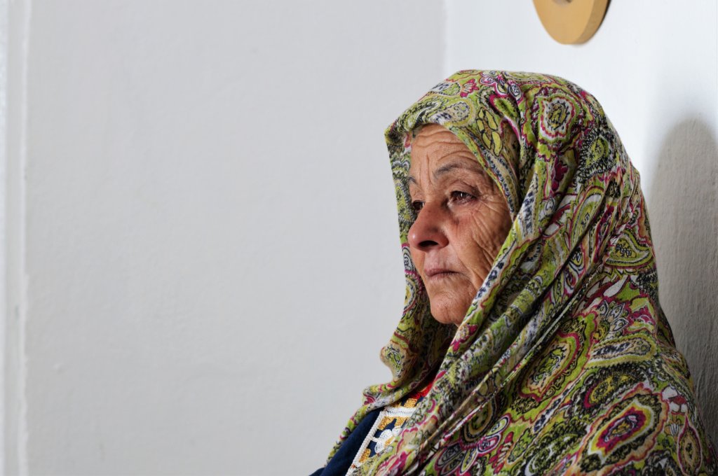 فاطمة (65) عاما فقدت ابنها في البحر المتوسط منذ عشرة أعوام. الصورة: دانا البوز /مهاجرنيوز