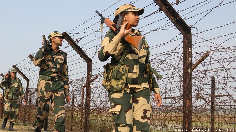 Indian Border Security Force soldiers patrolling along the India-Bangladesh border — some parts of the border are heavily secured, while others are less tight | Photo: Dipa Chakraborty/Pacific Press/picture-alliance