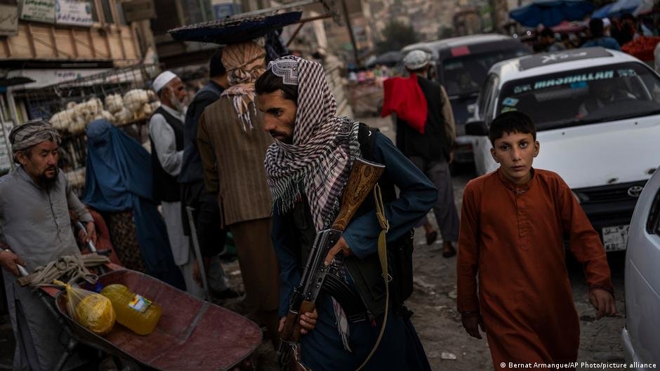 No room for disagreement: the Taliban roam the streets of Afghanistan to make sure their laws are obeyed | Photo: Bernat Armangue/AP Photo/picture-alliance