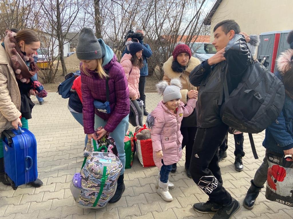 Une famille ukrainienne arrive au centre de Beregsurany, le 3 mars 2022. Crédit : InfoMigrants