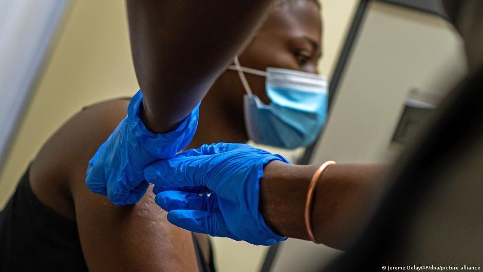 Les campagnes de vaccination en Afrique sont lentes, dans certains pays elles n’ont pas encore commencées | Photo : Jerome Delay/AP/dpa/picture-alliance
