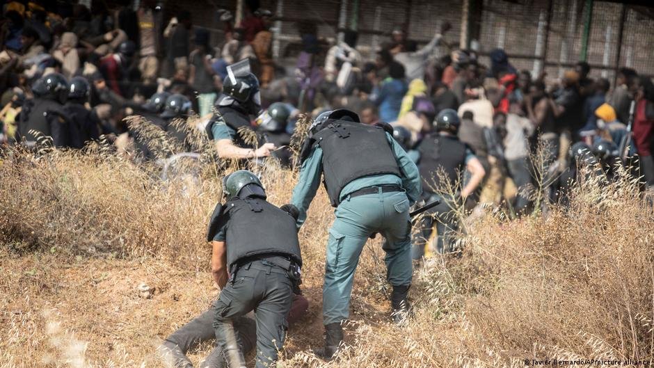 A man is detained by police officers on Spanish soil after crossing the fences separating the Spanish enclave of Melilla from Morocco in Melilla | Photo: Javier Bernardo/AP/picture alliance
