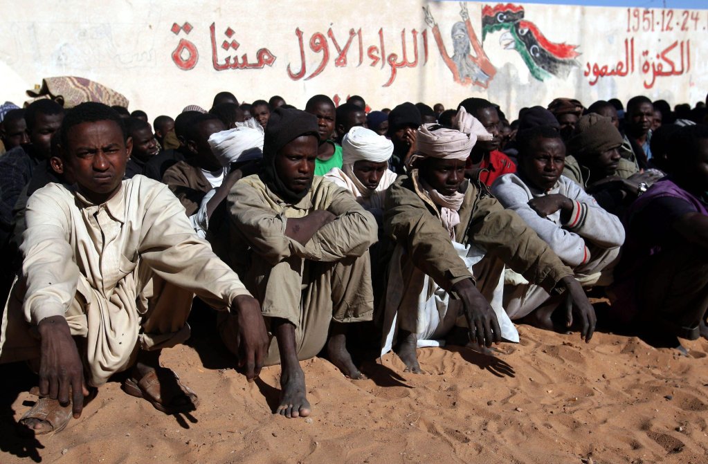 ansa / عدد من المهاجرين الأفارقة في مدينة الكفرة جنوب شرق ليبيا. المصدر: "إي بي إيه"/ صبري المهداوي.