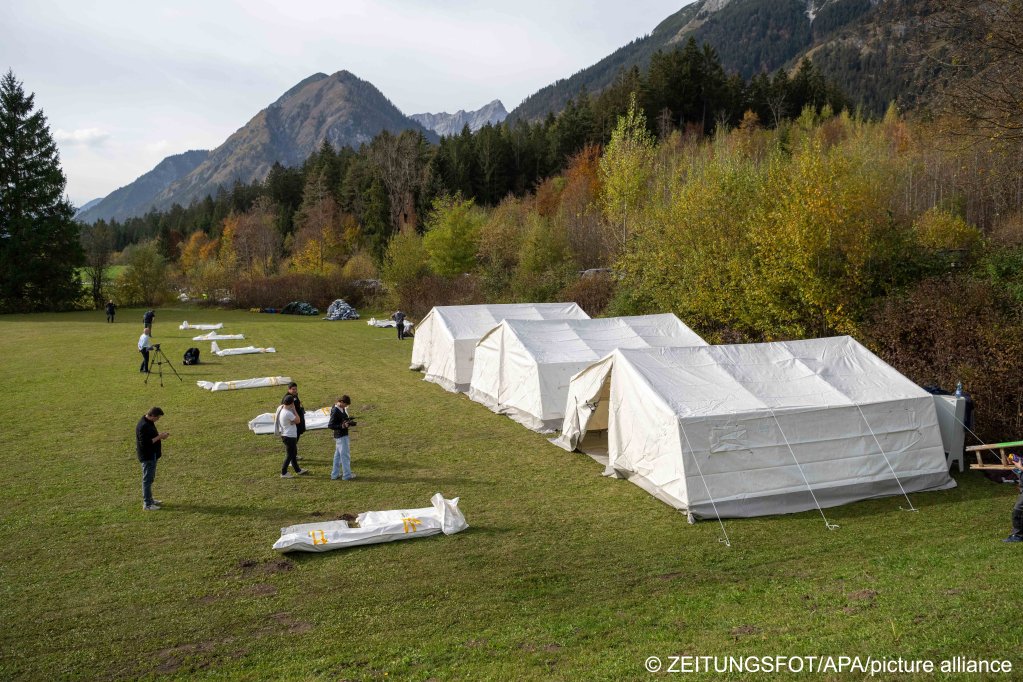 12 tents, each accommodating eight asylum seekers, are erected near Innsbruck, Austria, October 20, 2022 | Photo: APA/ZEITUNGSFOT.AT/DANIEL LIEBL