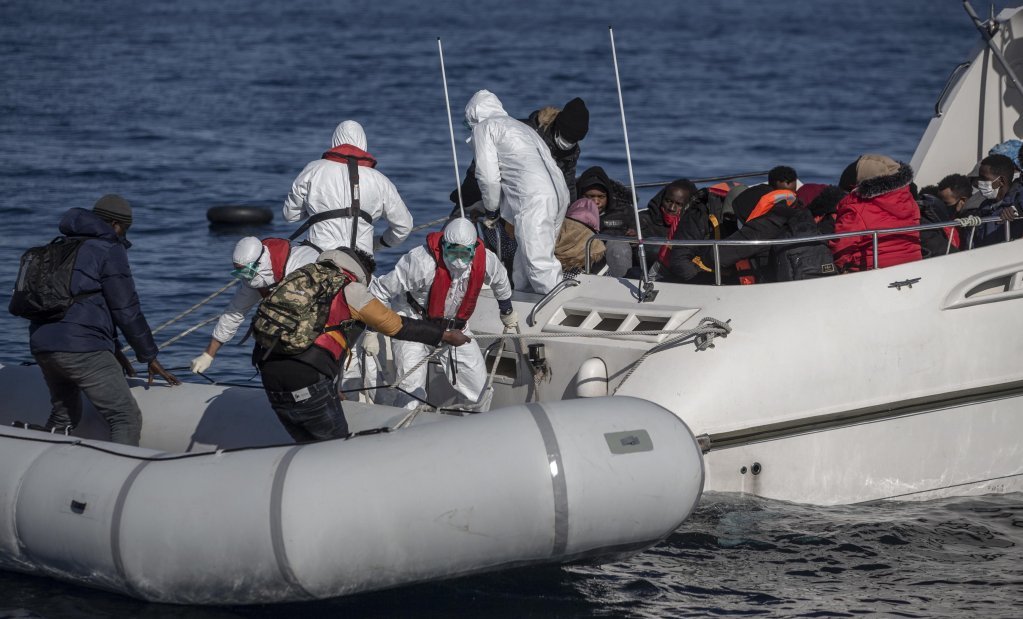 حرس السواحل التركية يأخذ مهاجرين تم إبعادهم قسرا من اليونان على متن قارب خلال دورية بحث وإنقاذ. المصدر: إي بي إيه/ أرديم شاهين.