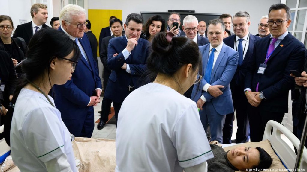 Steinmeier and Heil also attended a presentation given by trainee carers who want to work in Germany. | Photo: Bernd von Jutrczenka/dpa/picture alliance