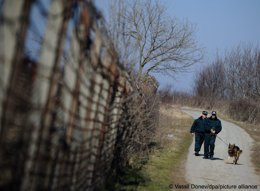 FROM FILE: Bulgarian border policemen patrol the border fence using dogs | Photo: Vassil Donev/dpa/picture-alliance