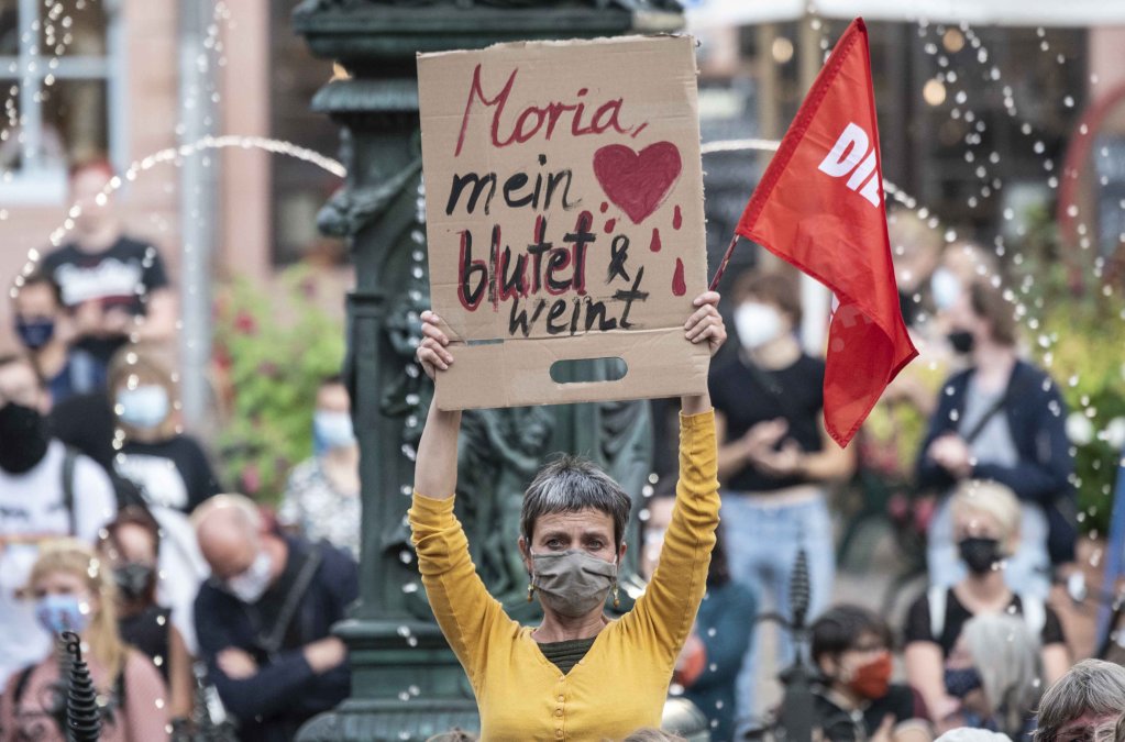 A poster saying:' Moria my heart bleeds and cries' was held up by one of the protestors in Frankfurt, Germany | Photo: Boris Roessler / picture-alliance /dpa