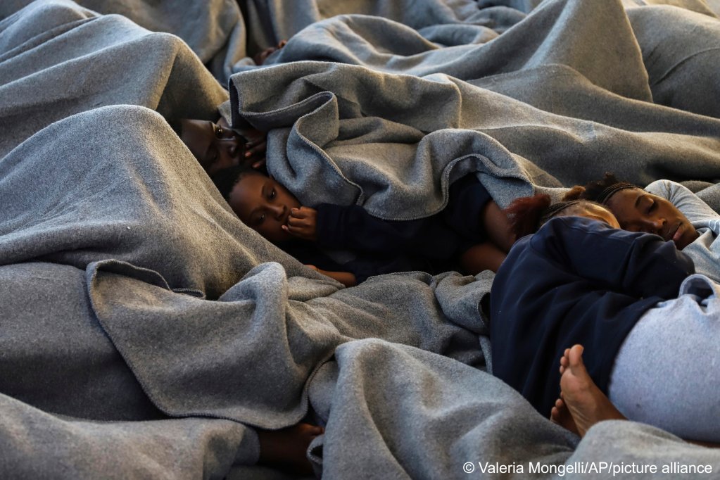 Migrants huddle under blankets to keep warm on board the Sea-Watch 3 | Photo: Valeria Mongelli / Picture-alliance/AP Photo
