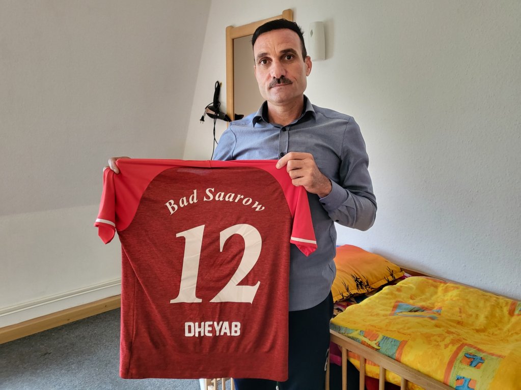 Yazidi Dheyab Ali in his apartment at the Caritas shared accommodation facility in Bad Saarow, eastern Germany | Photo: Benjamin Bathke/InfoMigrants