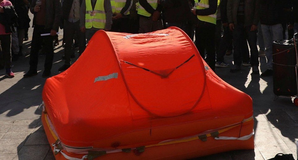 Exemple de canot orange utilisé par les garde-côtes grecs pour refouler les migrants en mer Égée. Crédit : Reuters