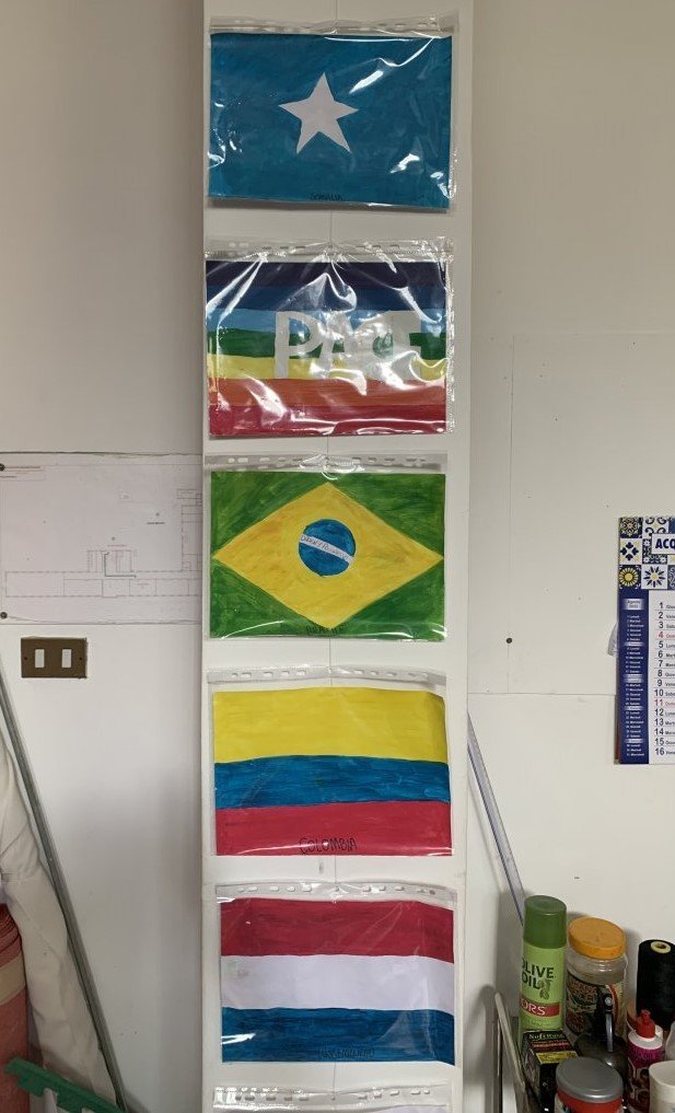 Dessiner et ajouter son drapeau est un bon moyen pour briser la glace entre le personnel du centre et les nouveaux arrivants | Photo : Emma Wallis / InfoMigrants