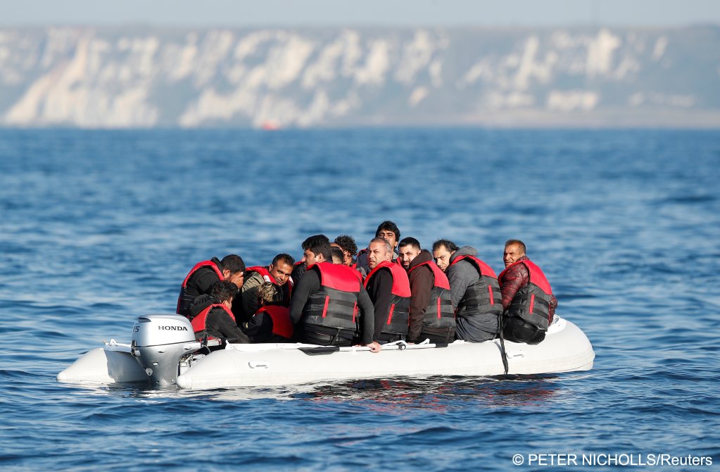 Migrants who launched from the coast of northern France cross the English Channel in an inflatable boat near Dover, Britain, August 4, 2021 | Photo: Peter Nicholls / Reuters