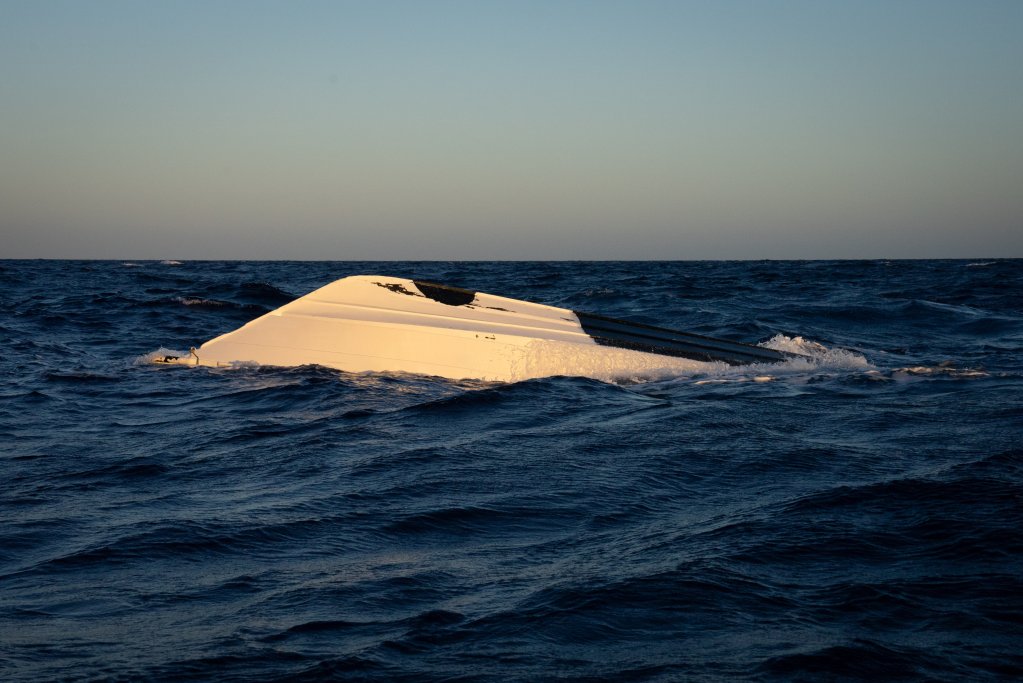 The hull of a capsized boat spotted in the central Mediterranean by the crew of the Ocean Viking on Thursday, December 12, 2024 | Photo: X page @SOSMedIntl