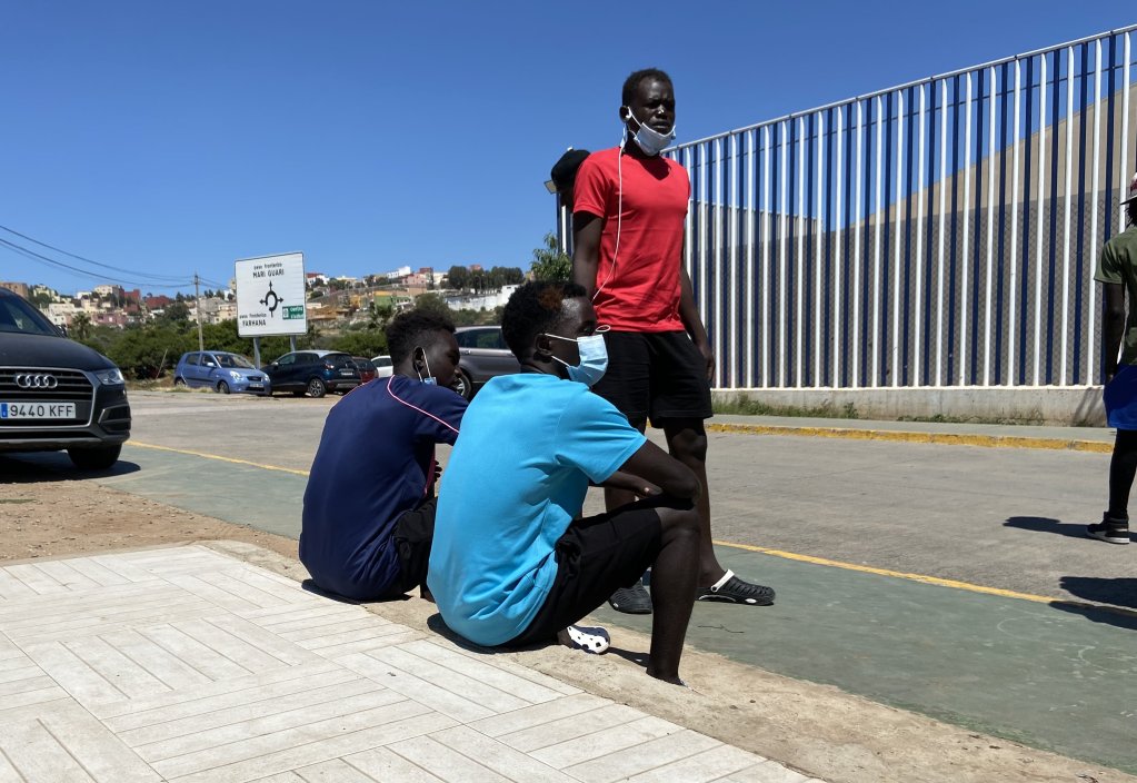 Des demandeurs d'asile devant l'entrée du CETI à Melilla. Crédit : InfoMigrants