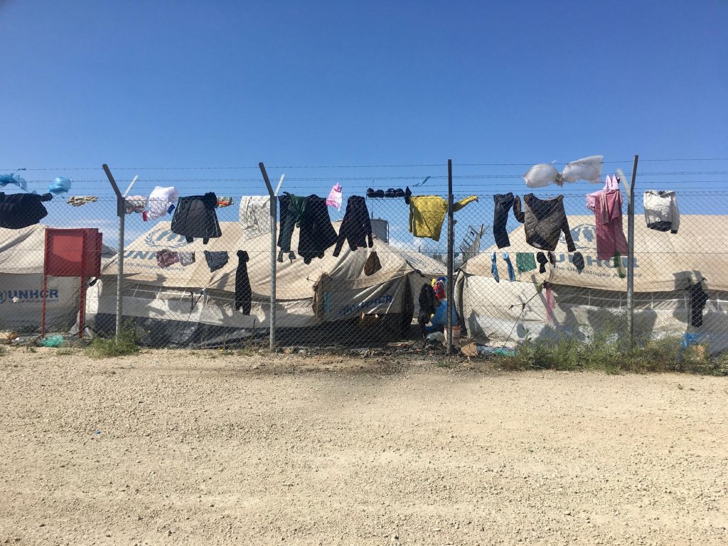 Dans le camp de Pournara, les demandeurs d'asile vivent dans des tentes surchargées. Certains préfèrent dormir dehors, à même le sol. Crédit : InfoMigrants
