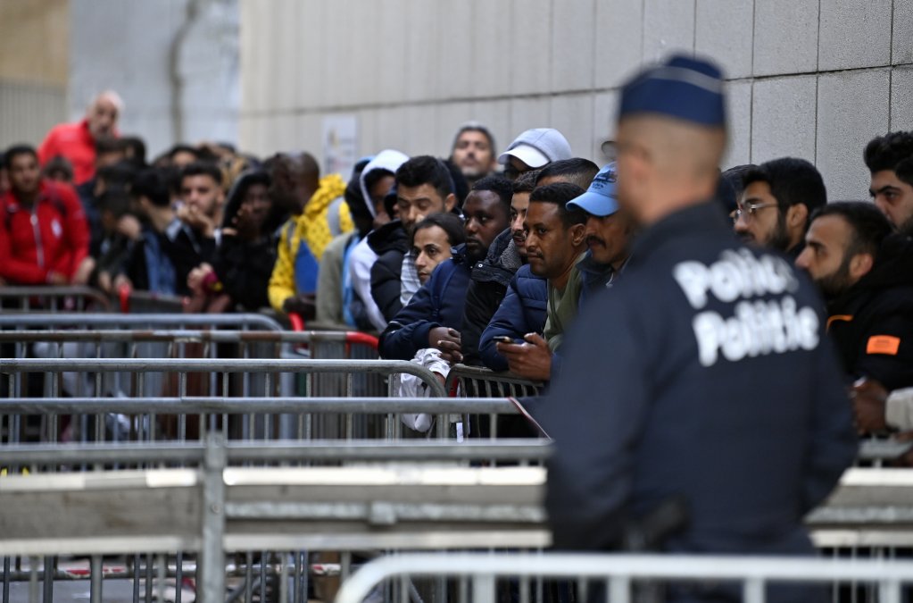 Asylum seekers wait outside the headquarters of the Fedasil asylum agency in Brussels, Belgium, on August 29, 2022 | Photo: picture-alliance
