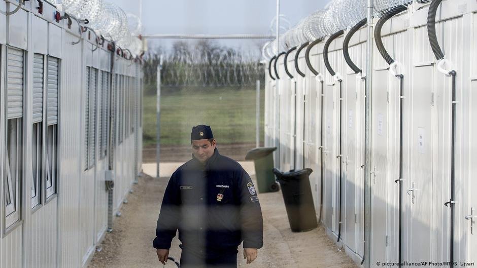From file: APA police officer in the Hungarian transit zone | Photo: Picture-alliance/ AP Photo/MT/S.Ujvari