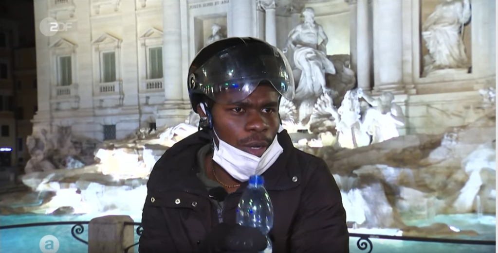 James Osawe hoped life would be easier in Italy than it has turned out. He can earn between €600-€700 a month when he is lucky with his rider job | Source: Screenshot ZDF report