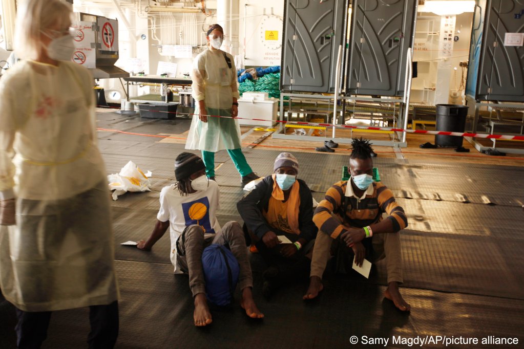 Migrants wait for the results of their COVID-19 tests onboard the Geo Barents at the port of Augusta in Sicily, Italy, on September 29, 2021 | Photo: AP Photo/Samy Magdy