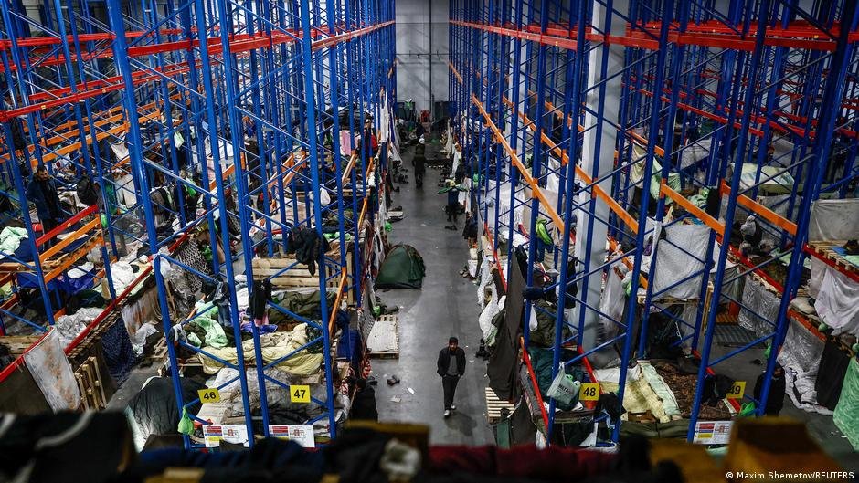 Belarus houses many migrants and asylum-seekers trying to reach the EU in a logistics center near Poland | Photo: Maxim Shemetov/Reuters
