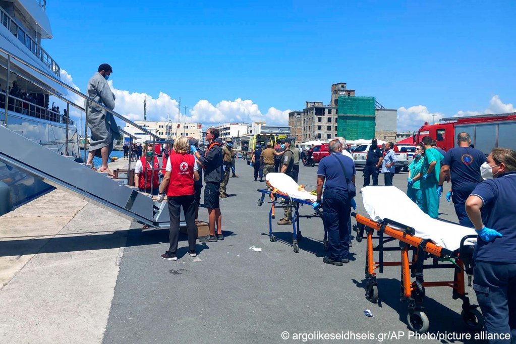 Survivors arrive by yacht after a rescue operation at the port in Kalamata town, about 240 kilometers southwest of Athens, on Wednesday, June 14, 2023 | Photo: AP/picture-alliance