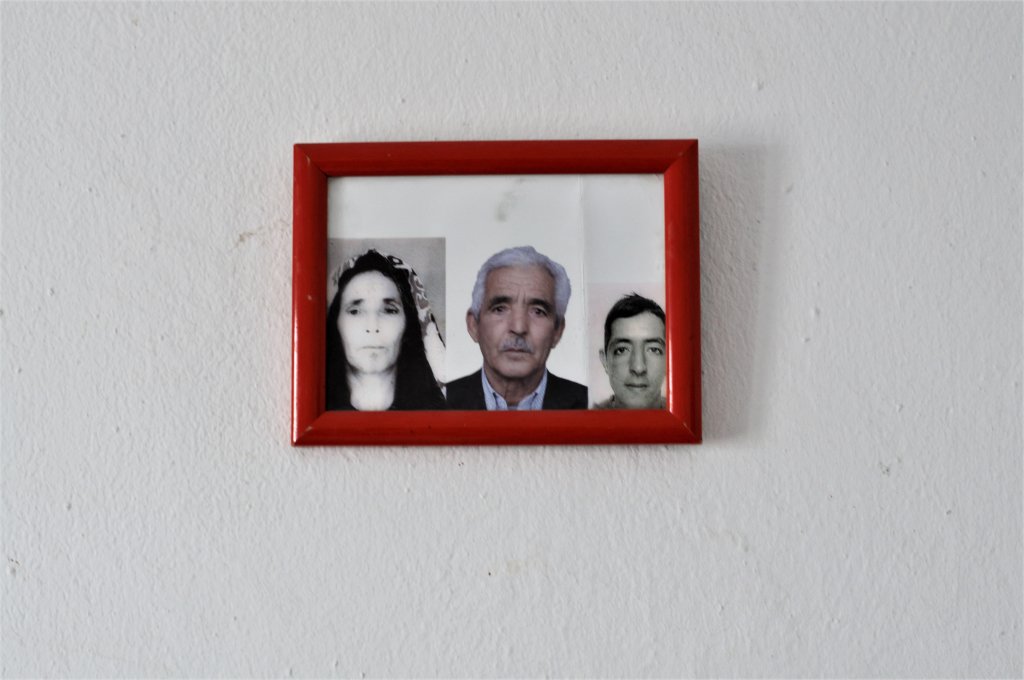 Une photo de Fatma, son mari et son fils disparu trône au dessus du lit conjugal. Crédit : Dana Alboz / InfoMigrants
