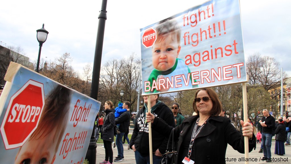 A protest in Oslo against Norway's child welfare services 'Barnevernet' on April 16, 2016 | Photo: Xinhua/Zhang Shuhui / picture alliance
