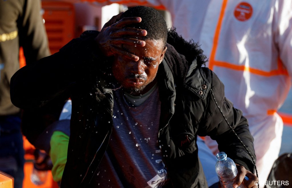 A migrant washes his face while he waits to disembark from a Spanish coast guard vessel in the port of Arguineguin on the island of Gran Canaria on September 21, 2022 | Photo: Borja Suarez/Reuters