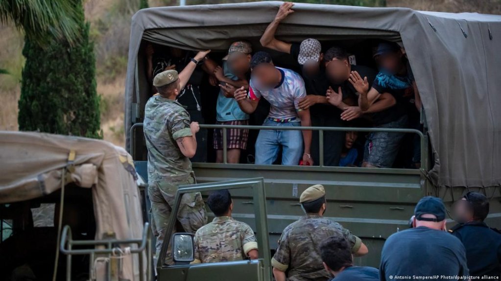 Spanish soldiers escort migrants back to the border | Photo: Antonio Sempere / dpa / picture alliance